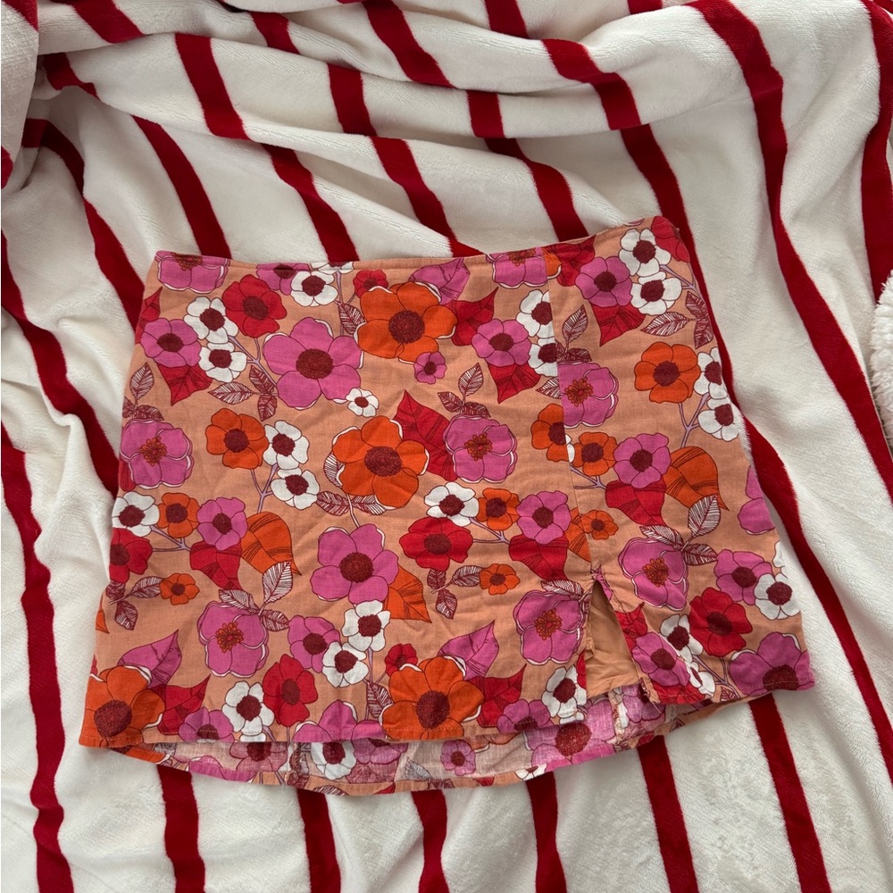 urban outfitters floral mini skirt with slit - size medium